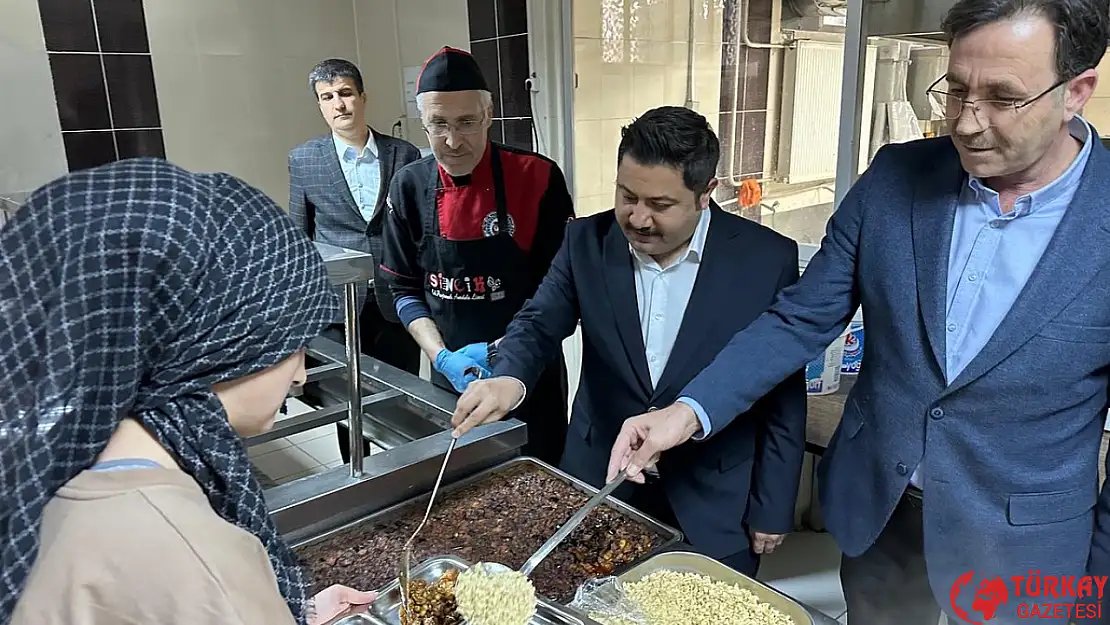 Kaymakam Bozkurtoğlu öğrencilerin iftar sofrasına misafir oldu