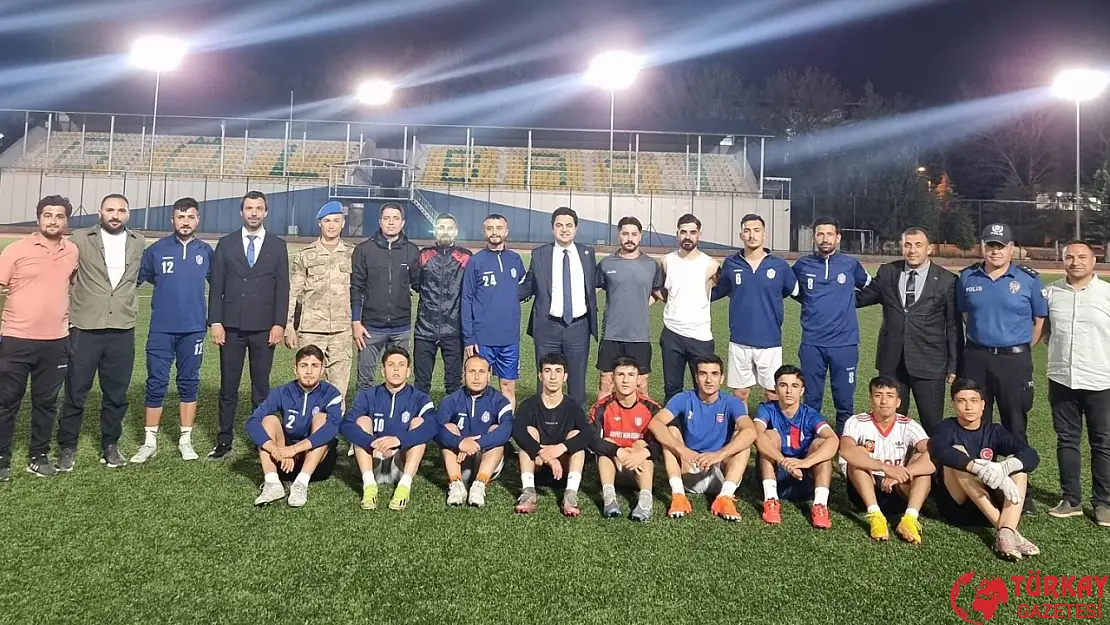 Kaymakam Seyhan'dan 1958 Gölbaşı Spora moral ziyareti