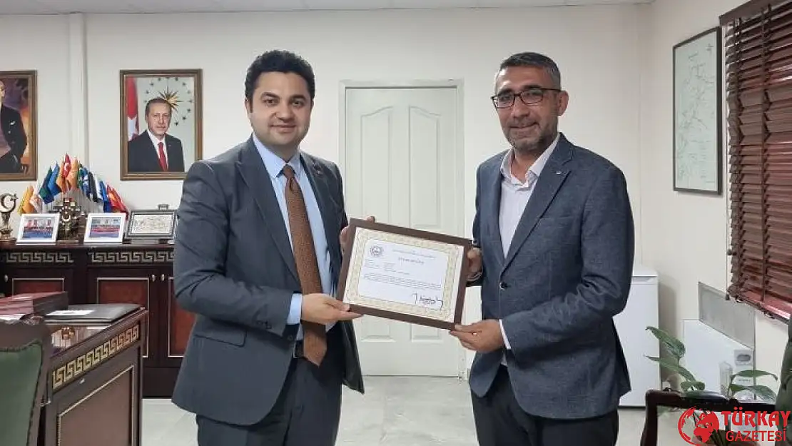 Kaymakam Seyhan Gençlik Spor ilçe müdürü Güleç'i başarı belgesiyle uğurladı