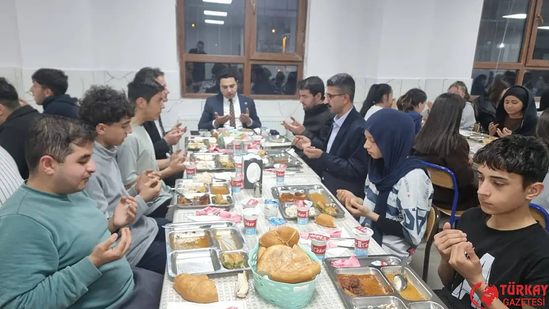 Kaymakam Seyhan öğrencilerle iftar sofrasında buluştu