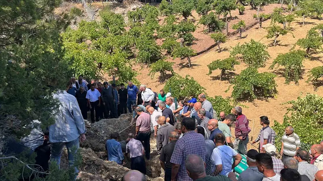 Kazada ölen 3 kişinin cenazesi yan yana toprağa verildi