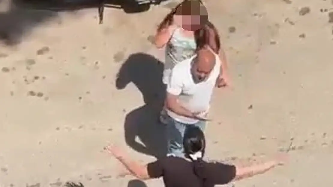 Kızını bıçakla kovaladı, o anlar kamerada