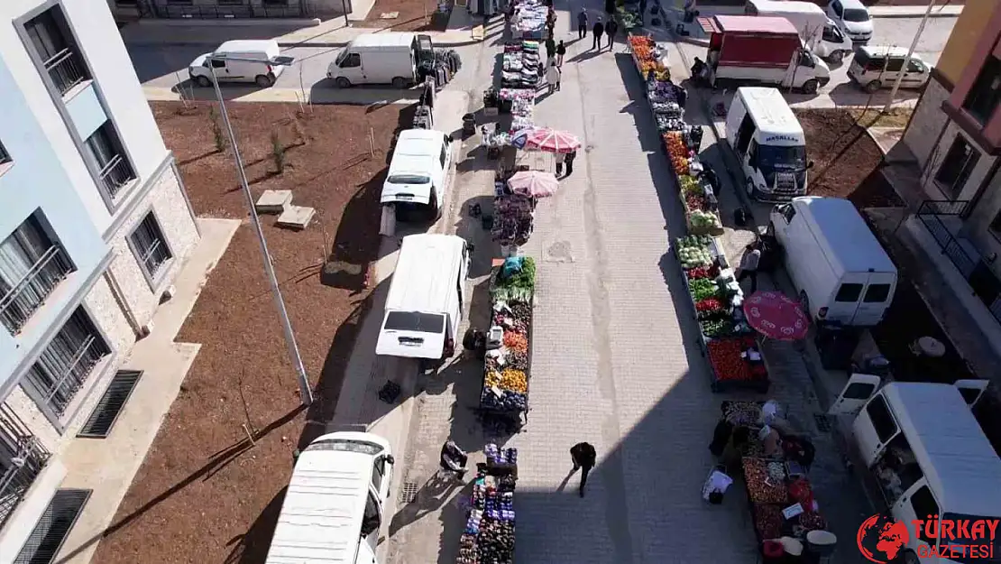 Adıyaman'da konutlarda kalan depremzedeler için semt pazarı kuruldu