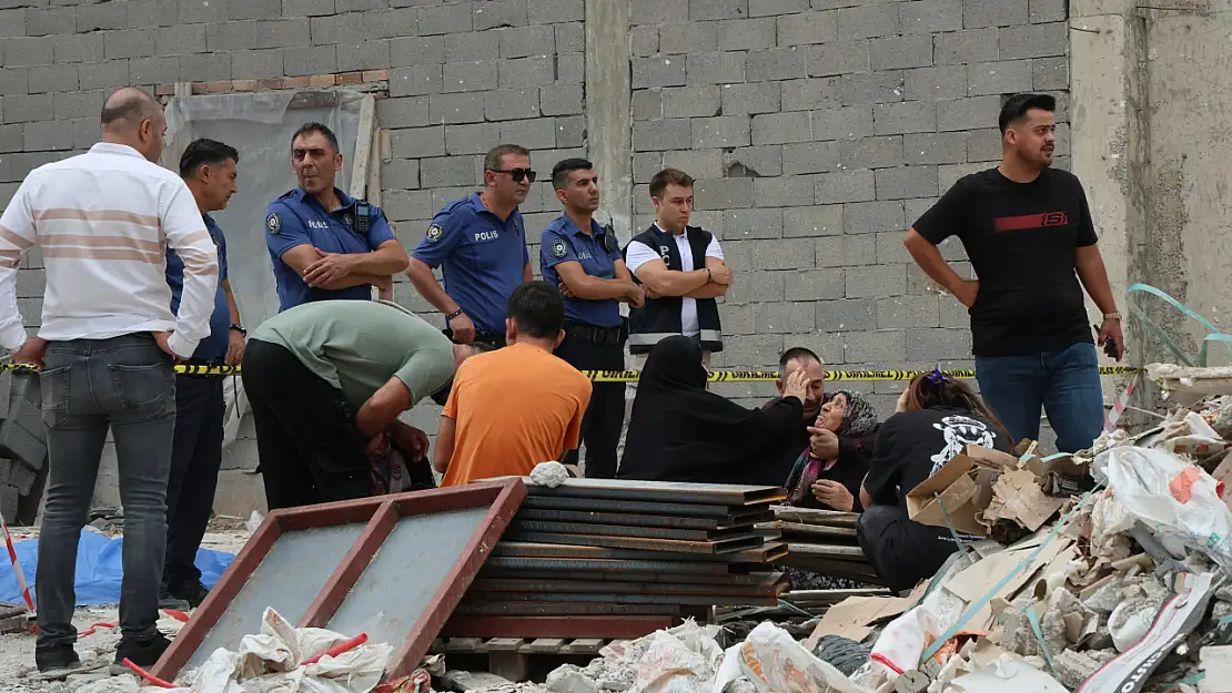 Kule vinçteki demir kova işçilerin üzerine düştü 2 işçi hayatını kaybetti