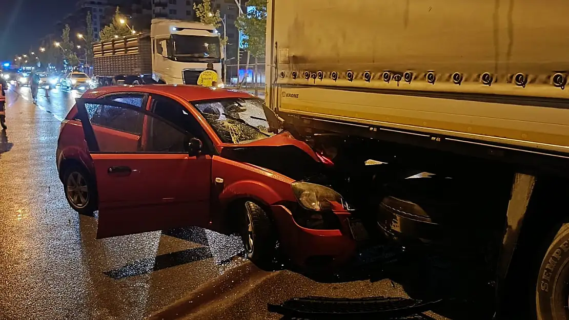 Malatya'da otomobil ile tır çarpıştı: 3 yaralı