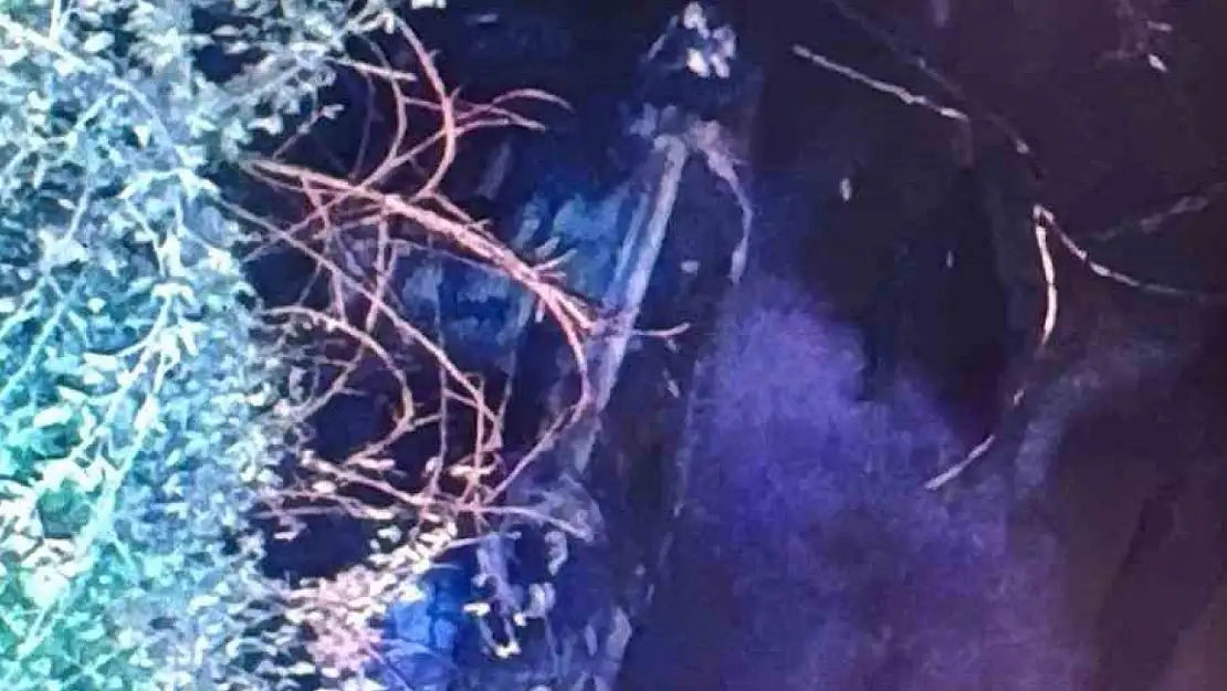 Malatya'da şarampole yuvarlanan araç alev aldı: 1 yaralı