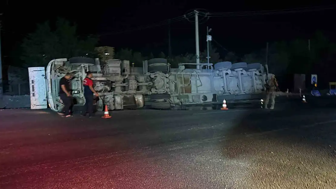 Mardin'de devrilen tırın sürücüsü yaralandı