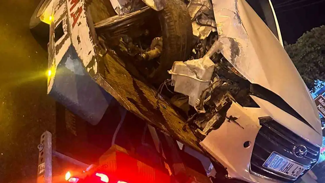 Mardin'de otomobil direğe çarptı: 2 yaralı