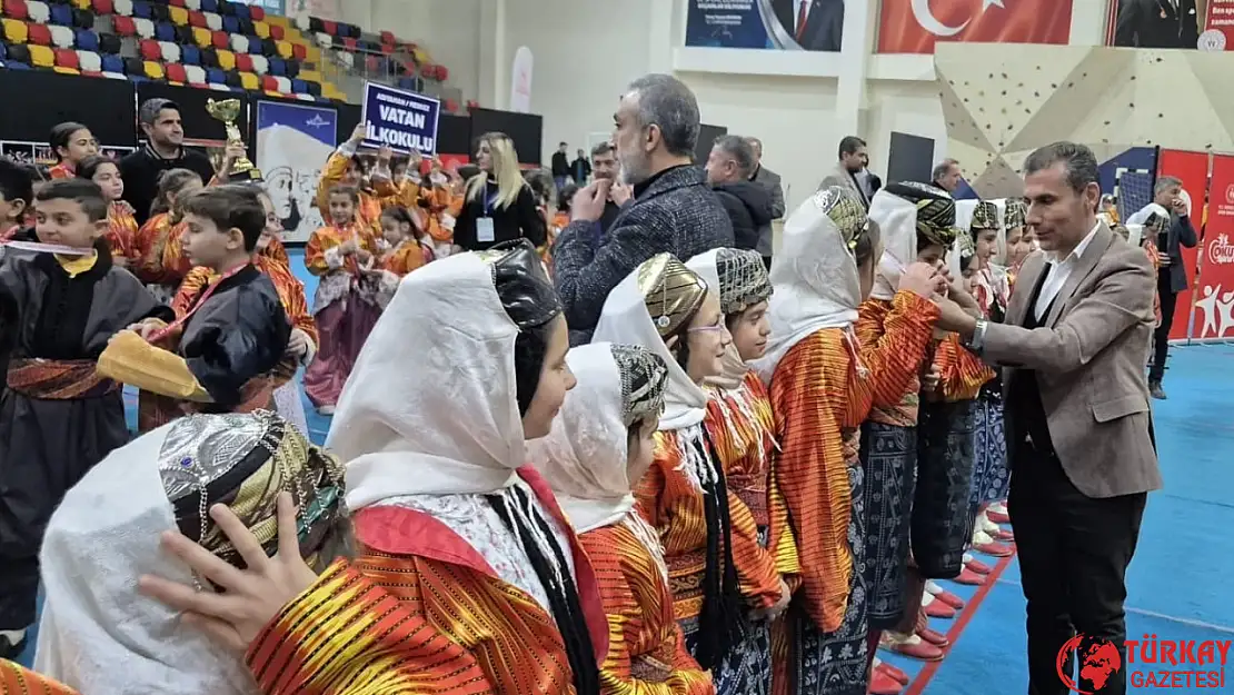 Mehmet Akif Ersoy Ortaokulu halk oyunlarında Adıyaman şampiyonu oldu