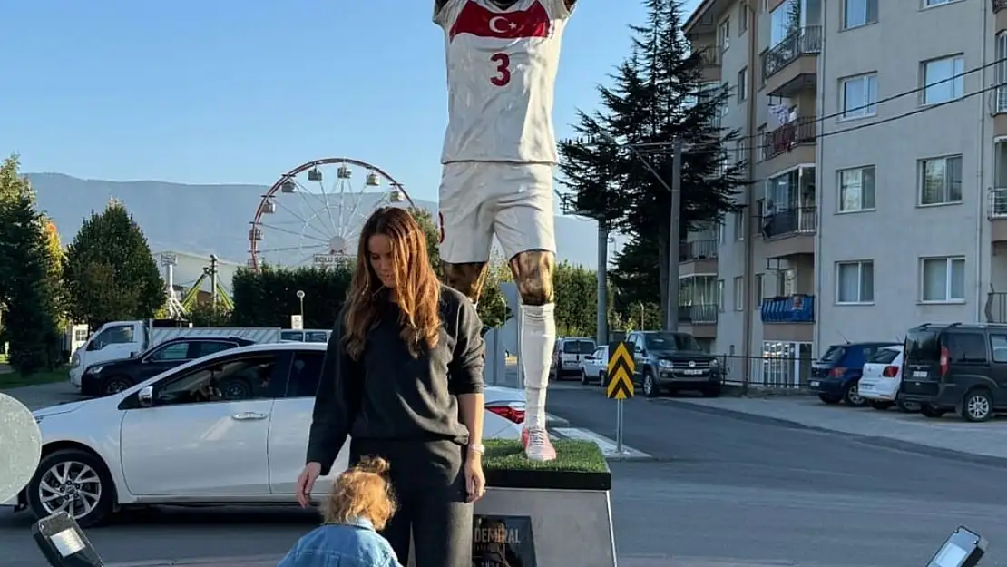 Merih Demiral'ın heykelinin önünde eşi fotoğraf çektirdi