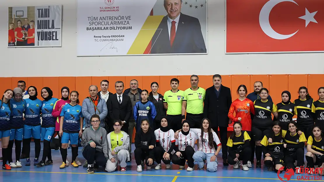 Milletvekili Şan, Fatih Kapalı spor salonunda incelemede bulundu