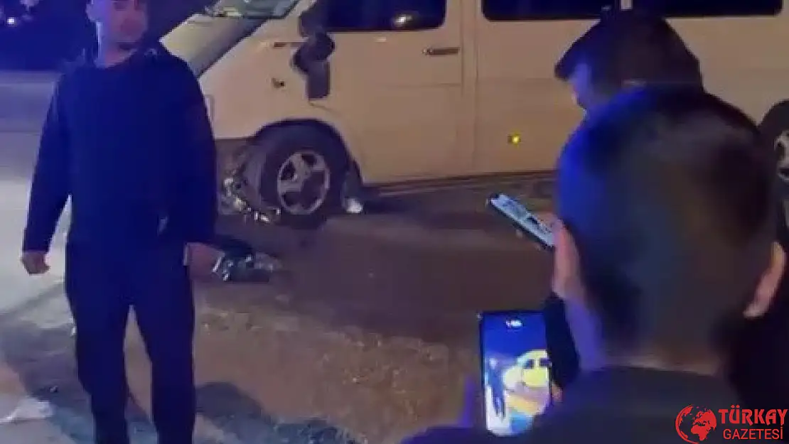 Minibüs ile motosiklet çarpıştı: 1 yaralı