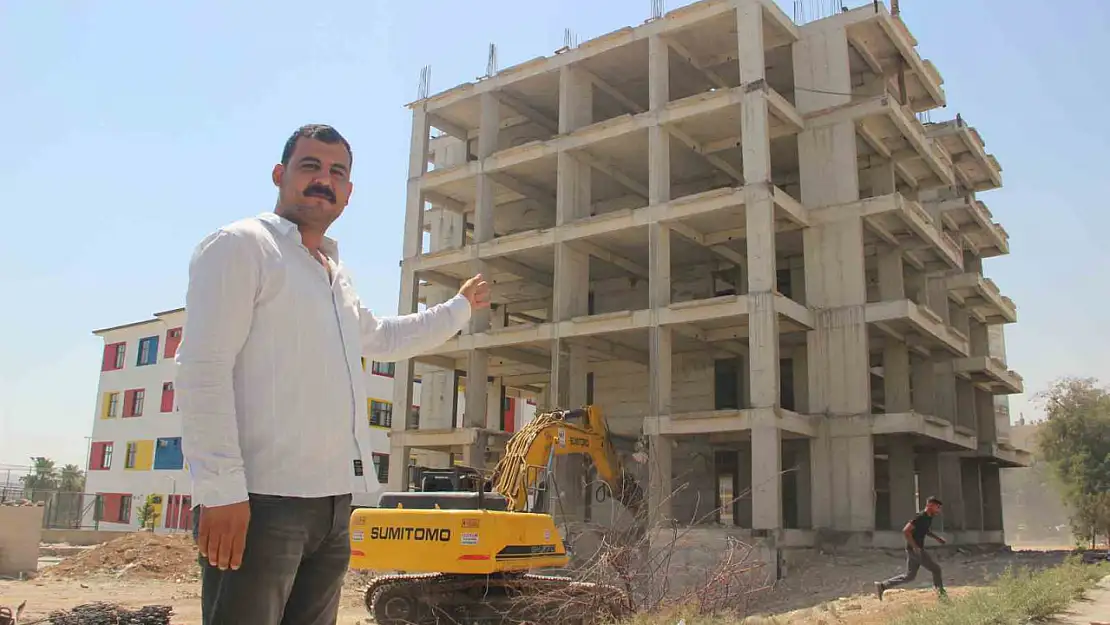 Müteahhit kendisini ihbar etti: Bina mühürlenerek yıkımı yapıldı
