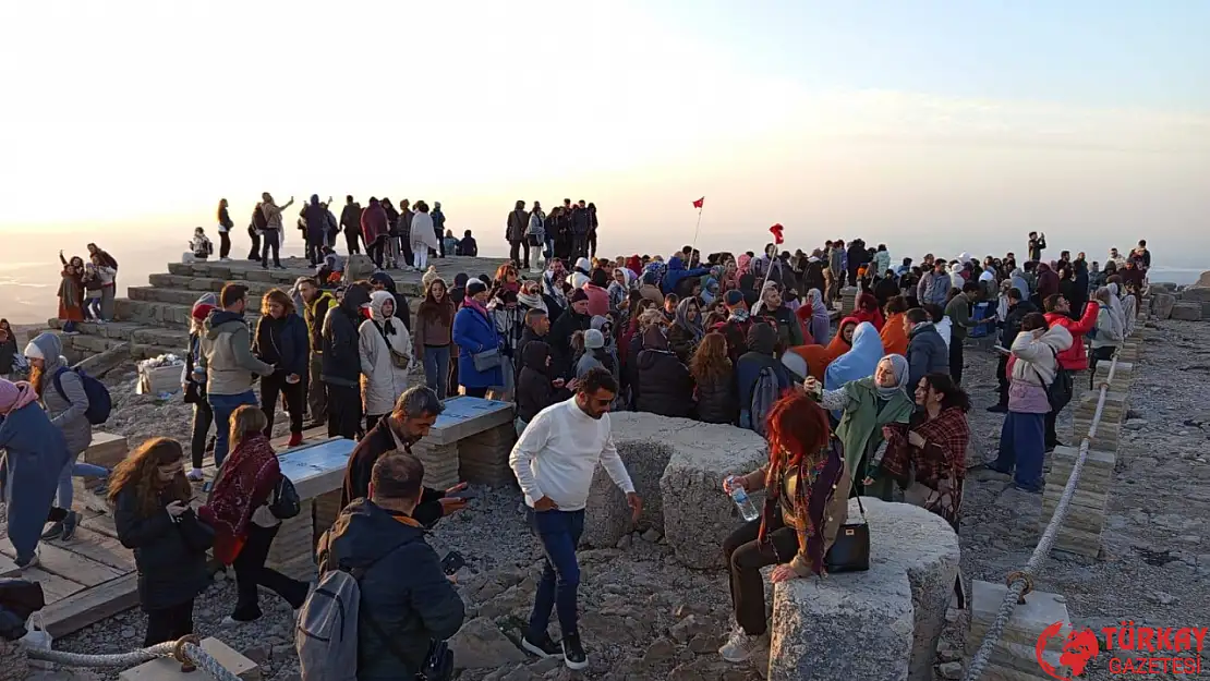 Nemrut Dağı'nda Güneşin doğuşunu yaklaşık Bin kişi izledi