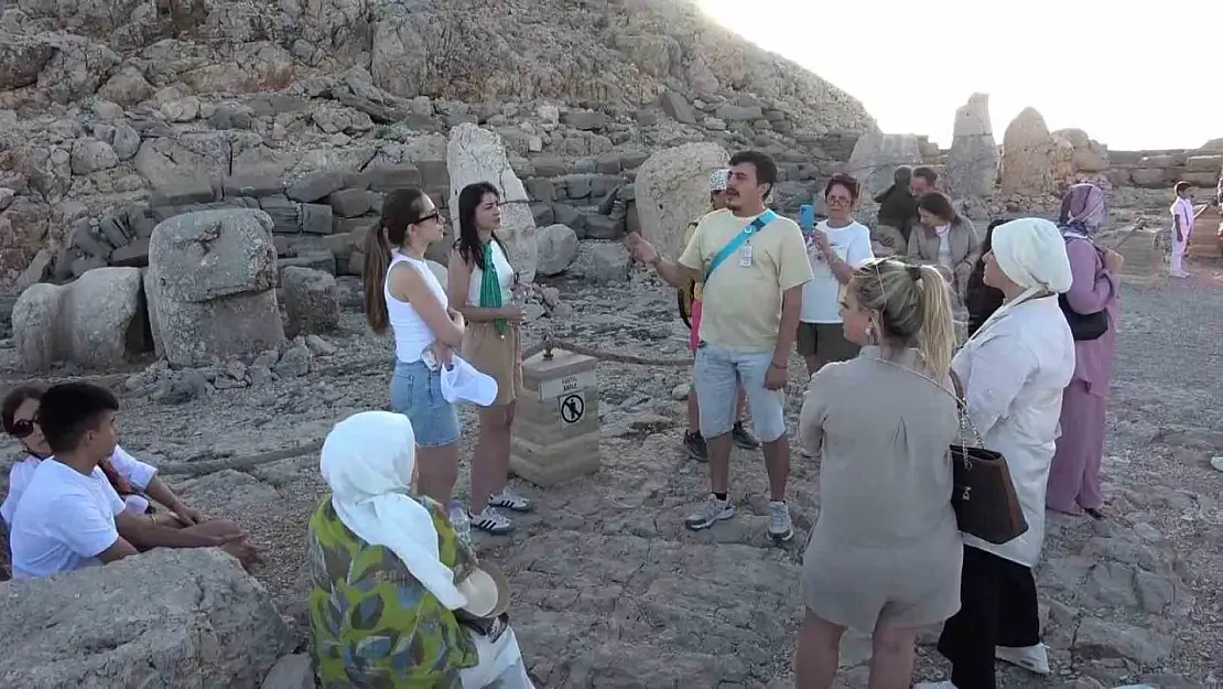 Nemrut Dağı'nda hafta sonu turist yoğunluğu
