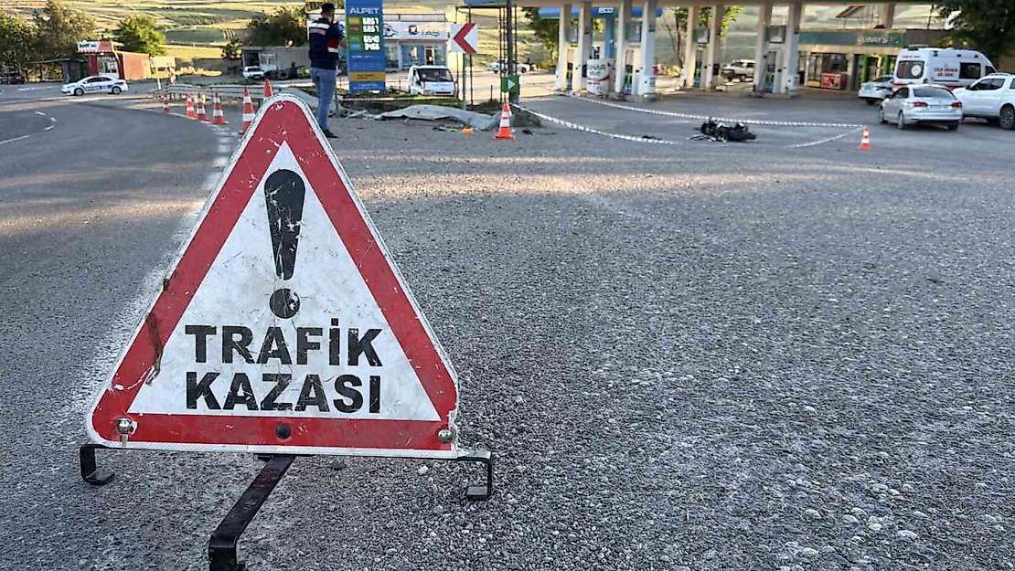 Ölüm virajında motosiklet takla attı: 1 ölü