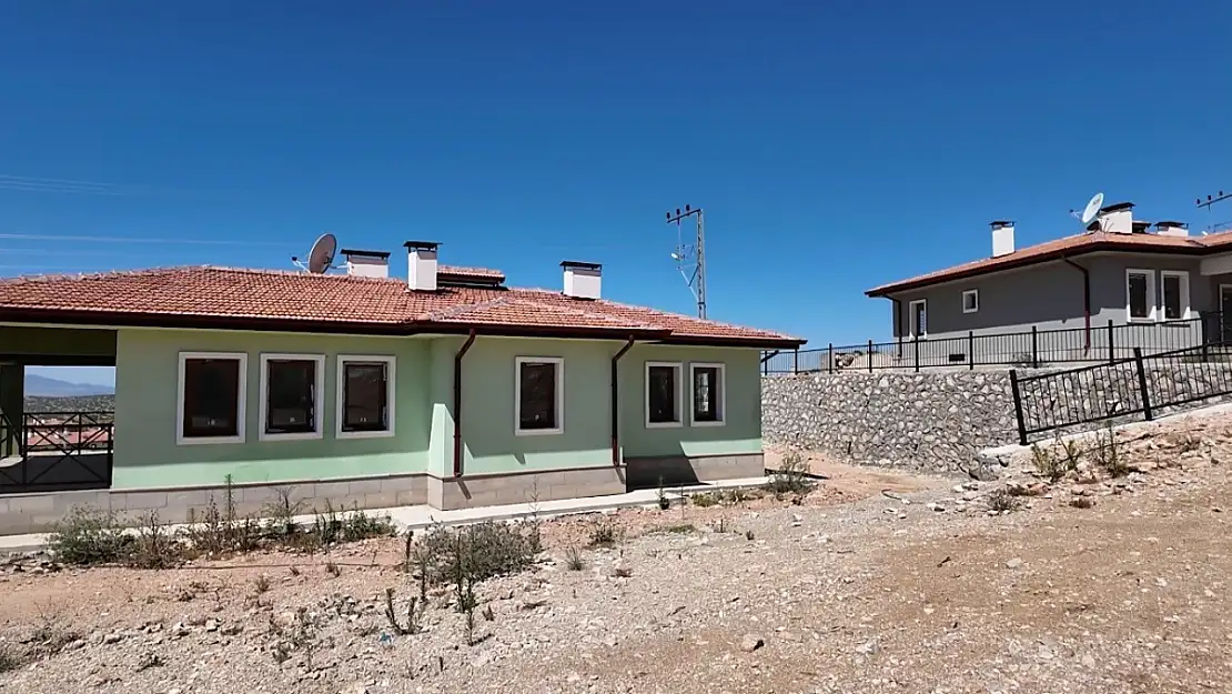Osmaniye'de yapımı tamamlanan 89 köy evinin anahtar teslimi yapıldı