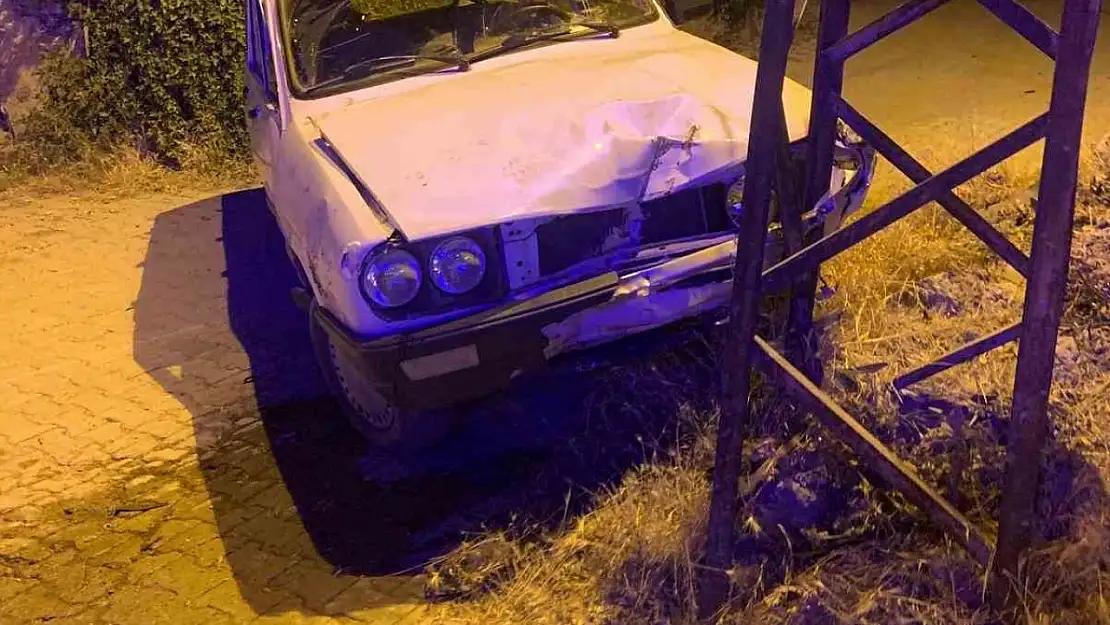 Otomobil elektrik direğine çarptı: 3 yaralı