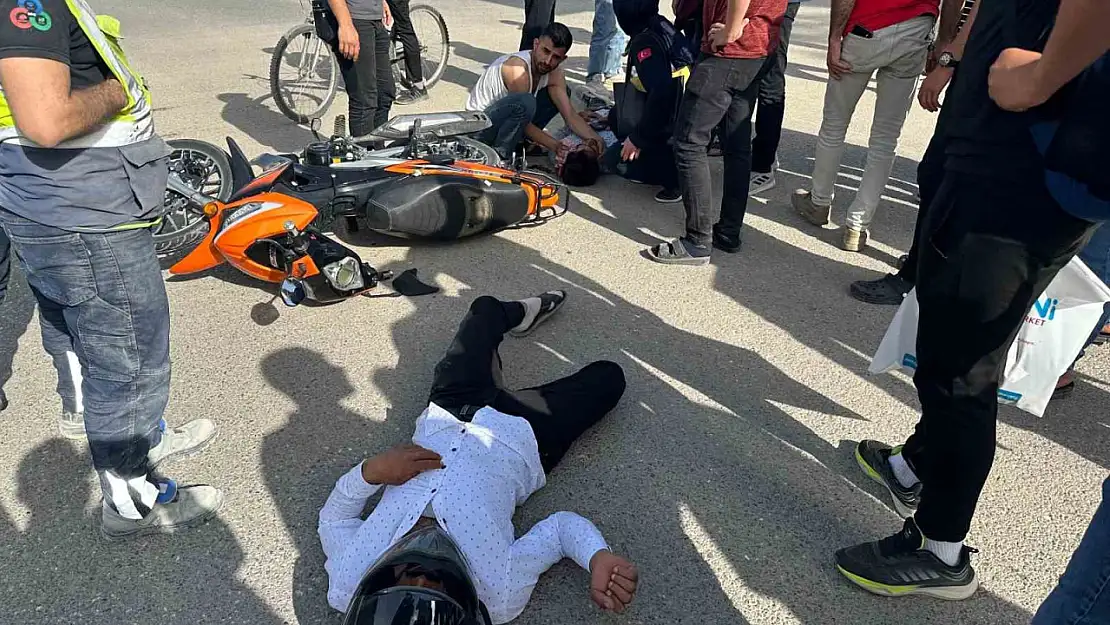 Otomobil ile motosiklet çarpıştı: 2 yaralı