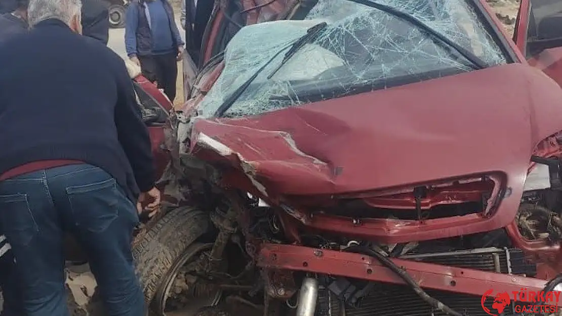 Otomobil, kamyonla çarpıştı 14 yaşındaki sürücü hayatını kaybetti