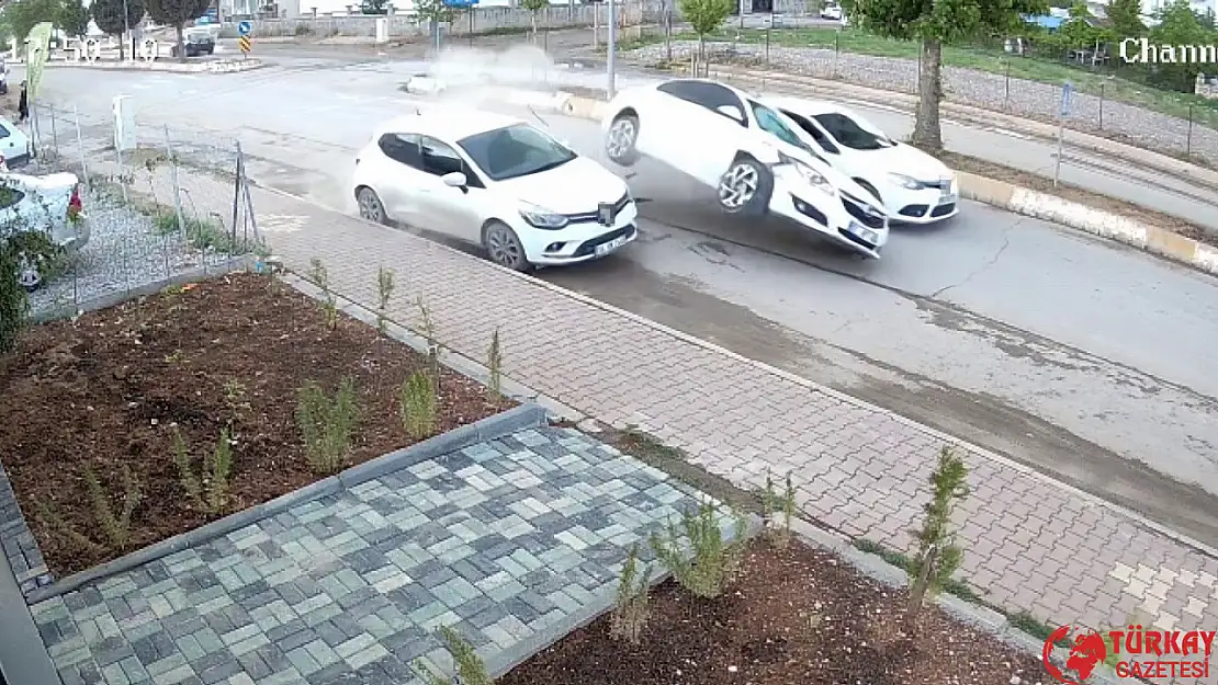 Otomobil park halindeki araca çarptı: 1 yaralı