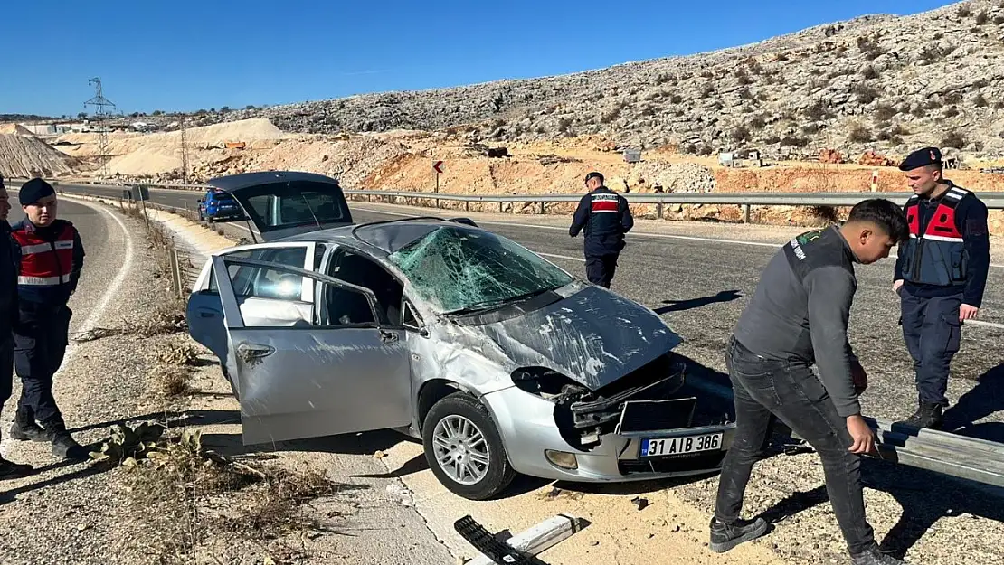 Adıyaman Besni'de otomobil refüje çarptı: 1 yaralandı