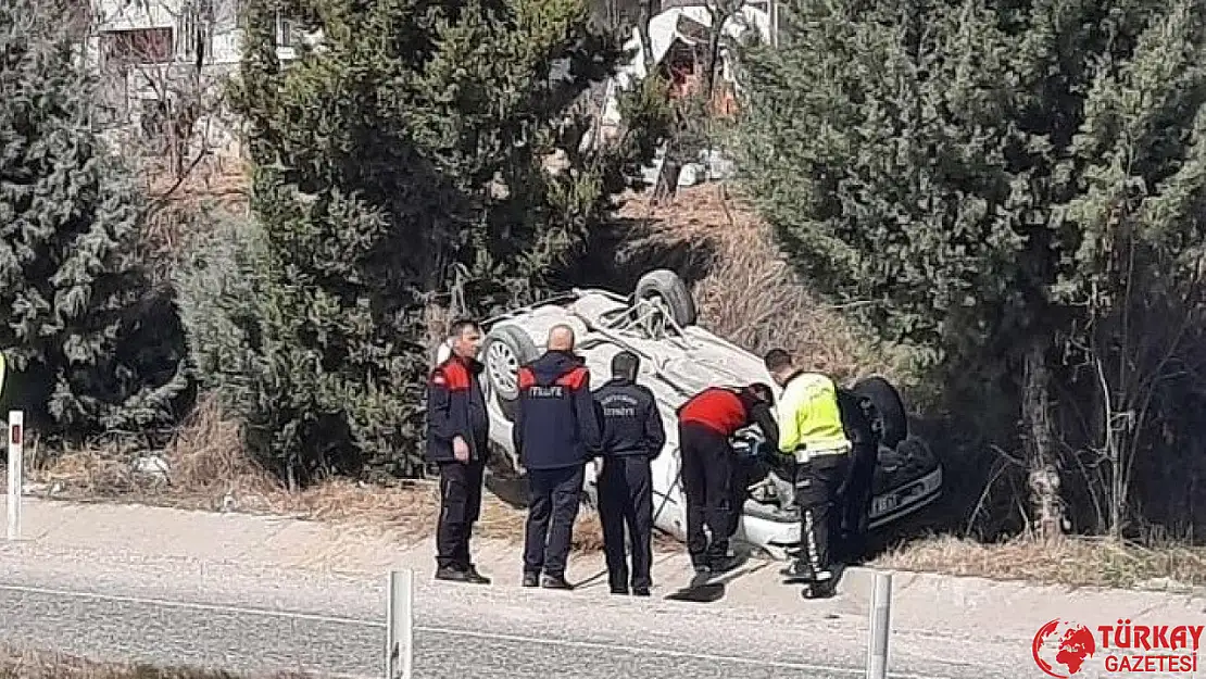 Adıyaman'da otomobil takla atarak şarampole yuvarlandı