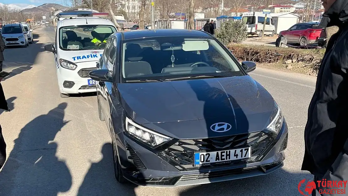 Adıyaman Gölbaşı'nda otomobilin çarptığı yayaya yaralandı