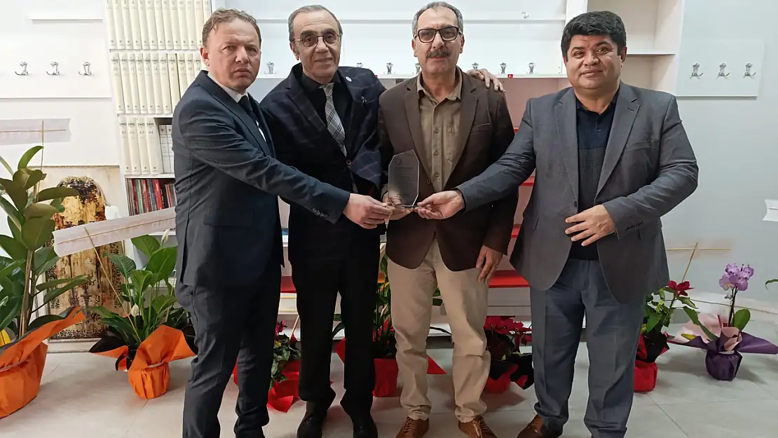 Özdemir'den Emekli öğretmene plaket