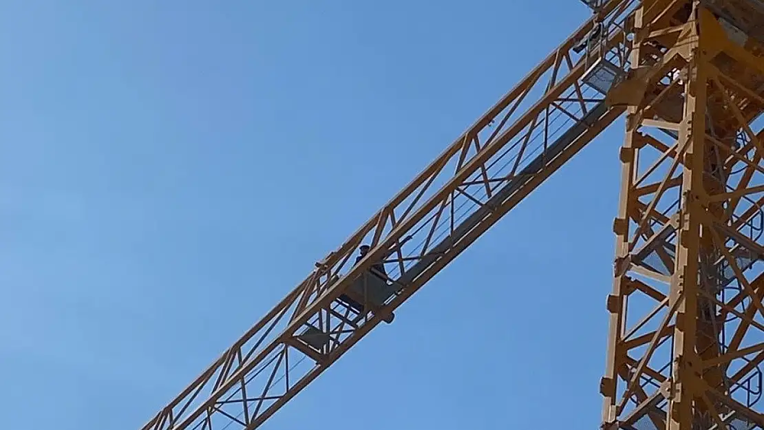 Parasını alamadığını iddia eden işçi kule vince çıktı