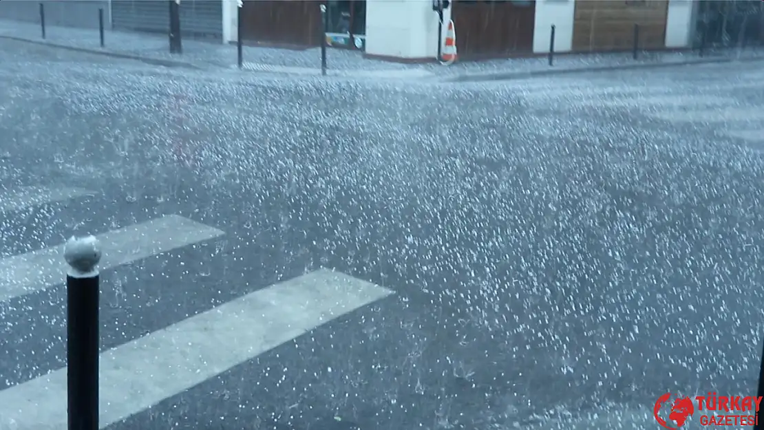Paris'te 25 derece sıcaklıkta dolu yağdı