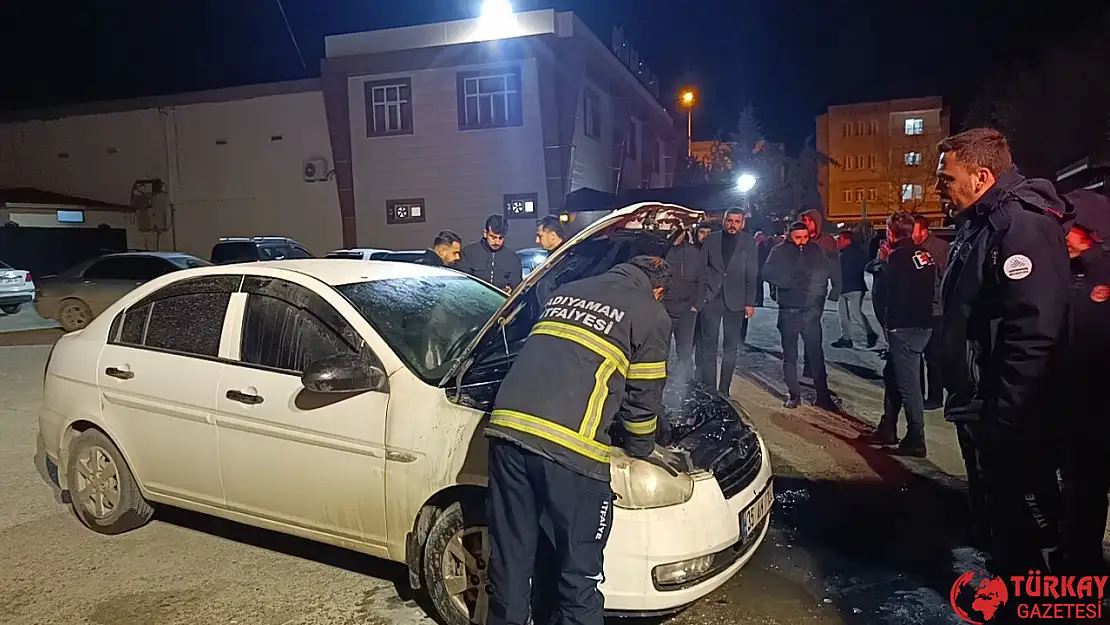 Park halindeki otomobil alev aldı