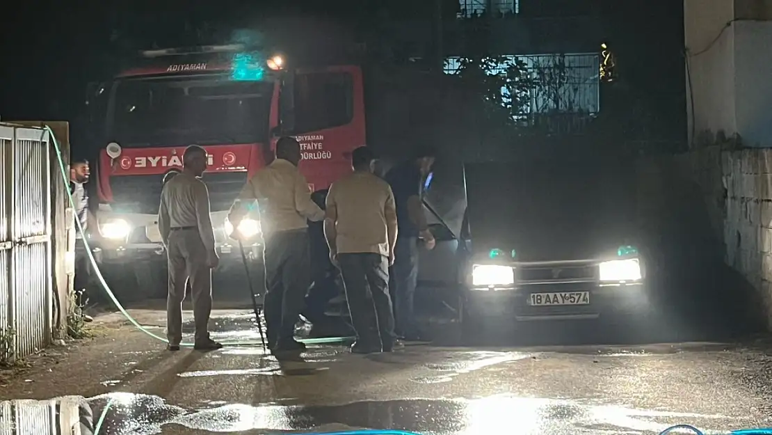 Park halindeki otomobil alev aldı