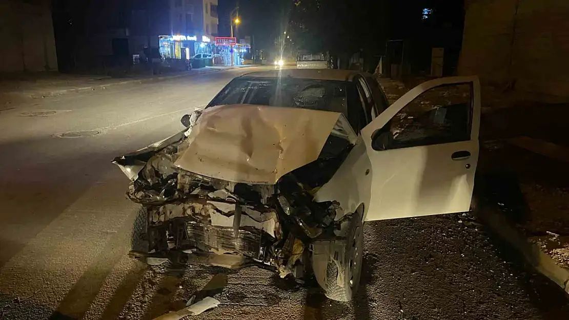 Adıyaman'da park halindeki otomobile arkadan çarptı