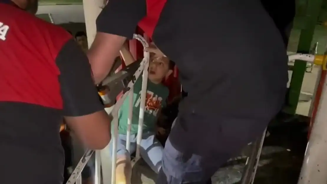 Parkta ayağı oyun grubu demirlerine sıkışan çocuk, itfaiye ekiplerince kurtarıldı
