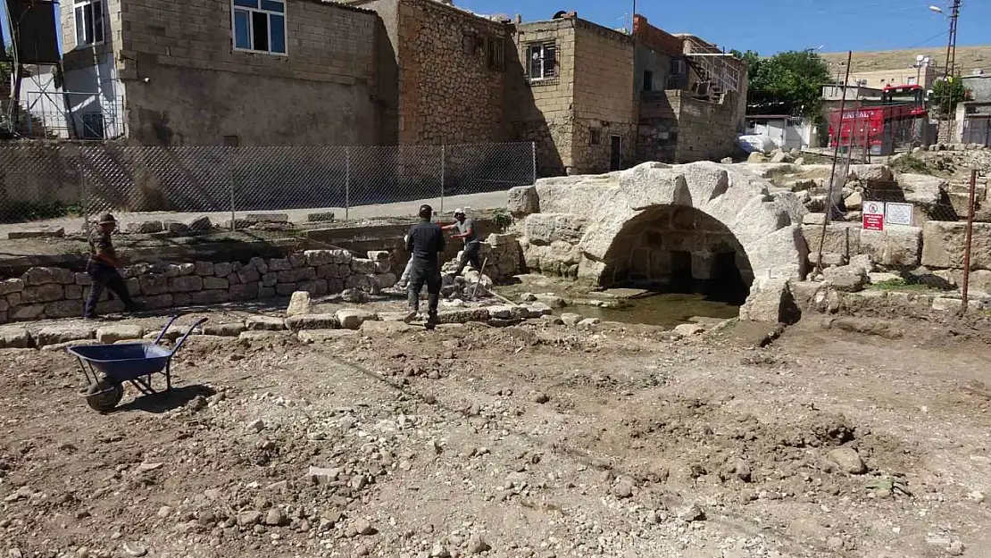 Perre Antik Kentteki kazılar Roma Çeşmesi'nden başladı