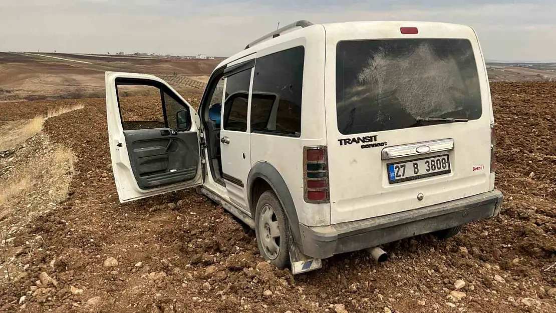 Polis ekiplerinin kovaladığı sürücü aracını bırakarak kaçtı