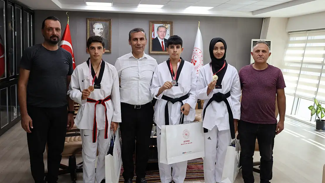 Şampiyon sporcular ve antrenörler il müdürlüğünü ziyaret etti