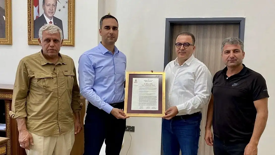 Samsat Belediyesinden Kaymakam Artar'a Hemşehrilik Beratı verildi