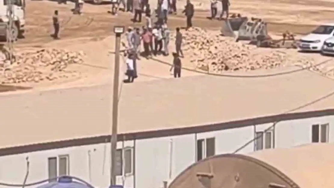 Şanlıurfa'da inşaat işçilerinin taşlı sopalı kavgası kamerada