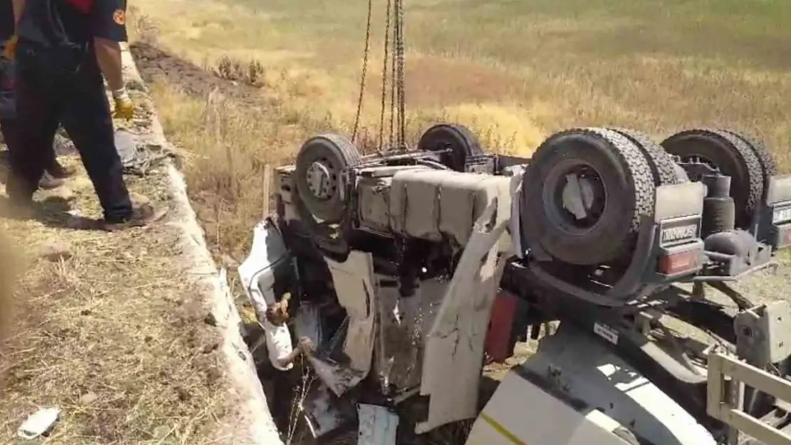 Şanlıurfa'da kum kamyonu şarampole devrildi: 2 yaralı