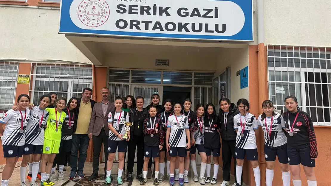 Serik Gazi Ortaokulu Bayan Futbol takımı il ikincisi oldu