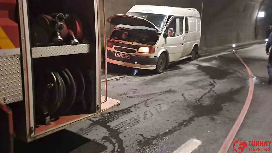 Seyir halindeki minibüs alev aldı