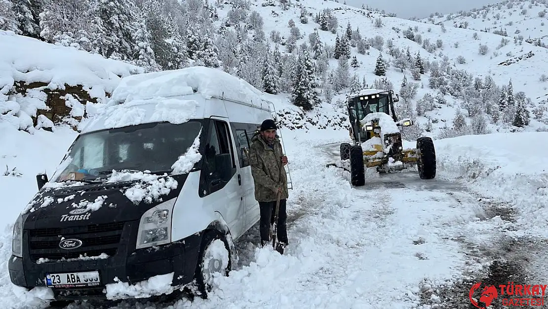 Sincik'te kar nedeniyle kapanan yollar açılıyor