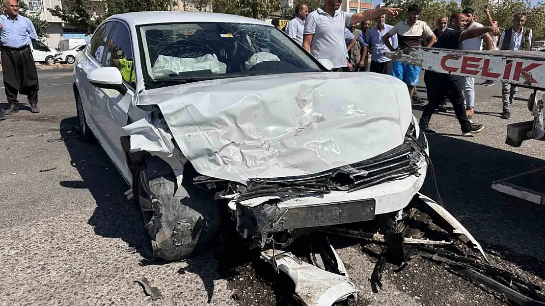 Siverek'te iki otomobil kafa kafaya çarpıştı
