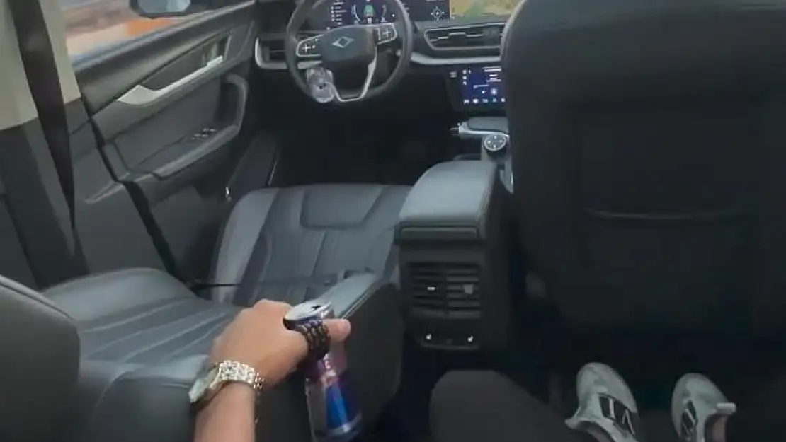 Sürücüsüz giden otomobilin arka koltuğuna geçip video çekti