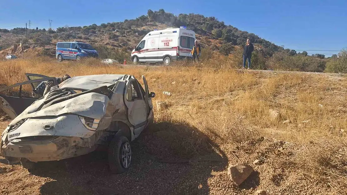 Takla atarak şarampole yuvarlanan otomobildeki 3 kişi yaralandı