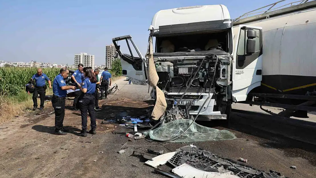 Tanker karşı şeride geçip otomobile çarptı, kamyon yan devrildi: 2 yaralı