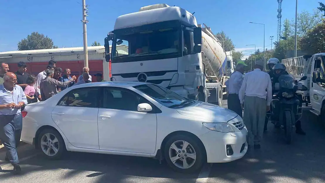 Adıyaman'da çimento tankeriyle çarpışan otomobil sürüklendi