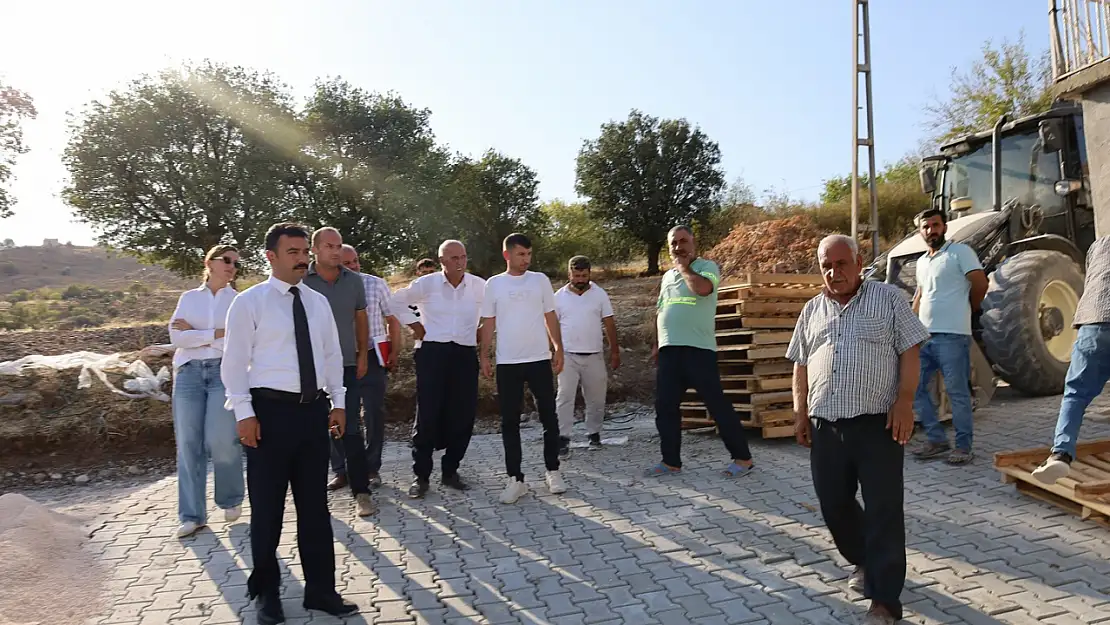 Teğmenli Köyü yolları kilitli parke taşıyla döşeniyor